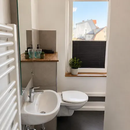 아파트 Stilvolles Altbau-apartment In Zentraler Lage Mit Workspace